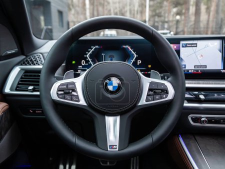 Foto de Novosibirsk, Rusia - 16 de noviembre de 2023: BMW X5 negro, interior del coche con tablero de instrumentos, volante, velocímetro y tacómetro. Interior de cuero negro. - Imagen libre de derechos