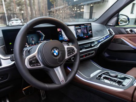 Téléchargez les photos : Novossibirsk, Russie - 16 novembre 2023 : BMW X5 noire, volant, levier de vitesses et tableau de bord, climatisation, indicateur de vitesse, affichage. - en image libre de droit