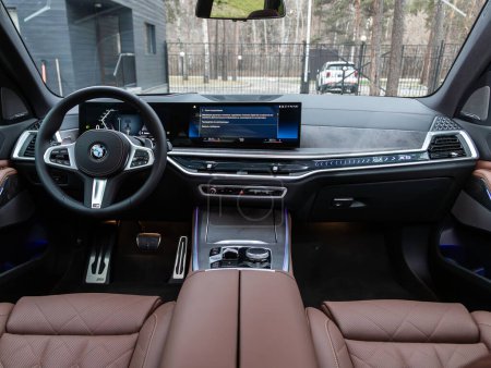 Foto de Novosibirsk, Rusia - 16 de noviembre de 2023: Black BMW X5, Interior del nuevo SUV moderno con transmisión automática, dashboar - Imagen libre de derechos