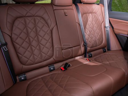 Foto de Novosibirsk, Rusia - 16 de noviembre de 2023: Black BMW X5, Clean car interior: asientos traseros marrones, reposacabezas y cinturón - Imagen libre de derechos