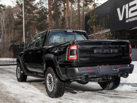 Téléchargez les photos : Novossibirsk, Russie - 10 novembre 2023 : Dodge Ram Trx noir, vue de dos. Ramasser une voiture dans un parking - en image libre de droit