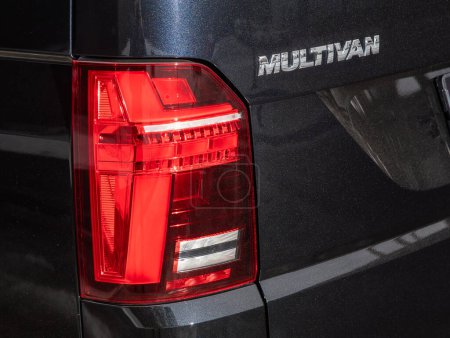 Téléchargez les photos : Novossibirsk, Russie - 10 novembre 2023 : Volkswagen Multivan noir, gros plan du feu arrière de la lampe au xénon de voiture moderne. Détail extérieur - en image libre de droit