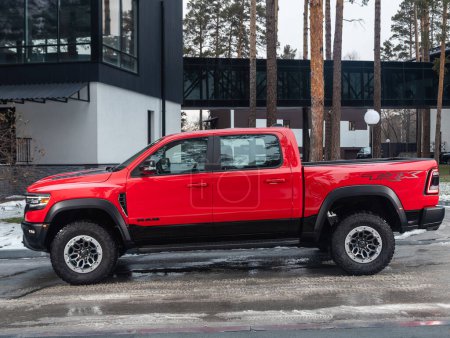 Téléchargez les photos : Novossibirsk, Russie - 10 novembre 2023 : Dodge Ram Trx rouge, pick-up stationné en ville, vue latérale - en image libre de droit