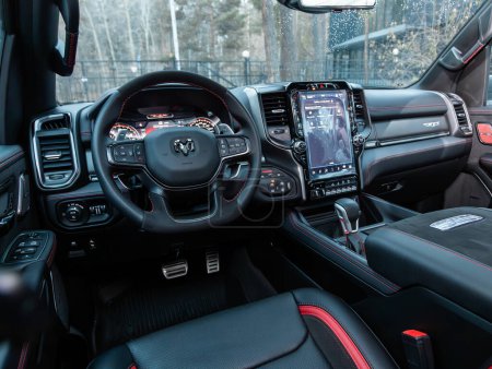 Foto de Novosibirsk, Rusia - 10 de noviembre de 2023: Dodge Ram Trx, lujoso coche Interior - salpicadero, reproductor, volante con logotipo y botones, velocímetro y taquomete - Imagen libre de derechos