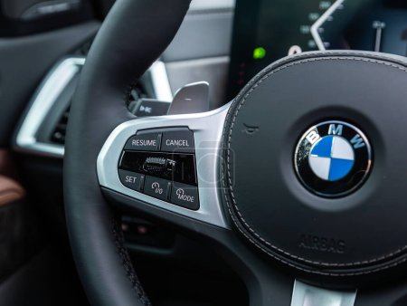 Téléchargez les photos : Novossibirsk, Russie - novembre 16, 2023 : Black BMW X5, Contrôleur de voiture au volant, Musique, Système de contrôle Fonction et téléphone vocal dans la voiture. intérieur de voiture moderne - en image libre de droit
