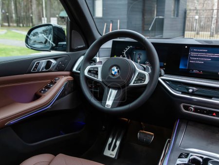 Foto de Novosibirsk, Rusia - 16 de noviembre de 2023: BMW X5 negro, volante, palanca de cambios y tablero de instrumentos, control climático, velocímetro, pantalla. - Imagen libre de derechos