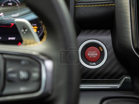 Foto de Novosibirsk, Rusia - 20 de noviembre de 2023: Dodge Ram Trx, Arrancador remoto de encendido por botón de arranque del motor del automóvil. Panel de control del coche - Imagen libre de derechos