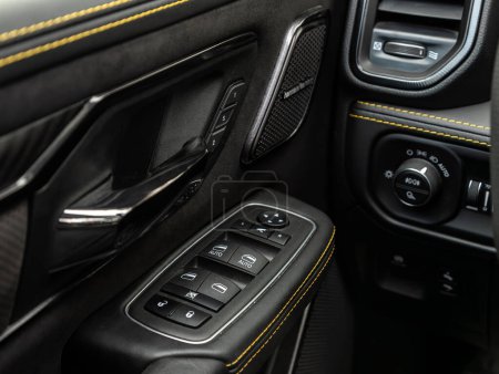 Foto de Novosibirsk, Rusia - 20 de noviembre de 2023: Dodge Ram Trx, Interior del automóvil moderno. Botones laterales de la puerta: ventana, botones de ajuste del espejo, cerradura de la puerta. Coche dentro - Imagen libre de derechos