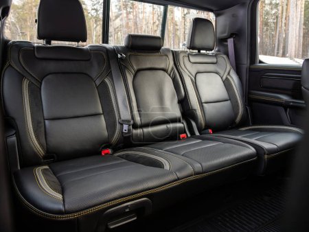 Foto de Novosibirsk, Rusia - 20 de noviembre de 2023: Dodge Ram Trx, Clean car interior: asientos traseros negros, reposacabezas y cinturón - Imagen libre de derechos