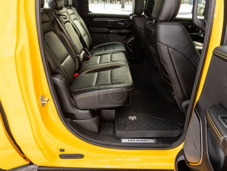 Foto de Novosibirsk, Rusia - 20 de noviembre de 2023: Dodge Ram Trx, Clean car interior: asientos traseros negros, reposacabezas y cinturón - Imagen libre de derechos