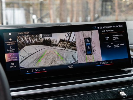 Foto de Novosibirsk, Rusia - 20 de noviembre de 2023: BMW X6, cámara trasera con monitor, botones - detalles y controles de automóviles modernos. - Imagen libre de derechos