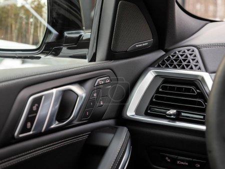 Téléchargez les photos : Novossibirsk, Russie - 20 novembre 2023 : BMW X6, Intérieur de la voiture moderne. Boutons de porte latéraux : fenêtre, boutons de réglage miroir, serrure de porte. Voiture intérieure - en image libre de droit