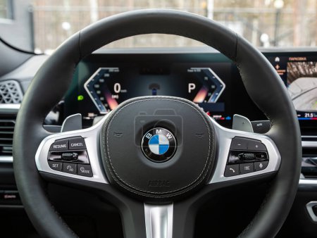 Foto de Novosibirsk, Rusia - 20 de noviembre de 2023: BMW X6, detalles de la cabina, velocímetro y tacómetro. Interior de cuero negro. - Imagen libre de derechos