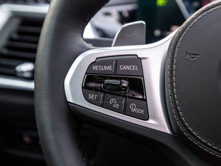 Foto de Novosibirsk, Rusia - 20 de noviembre de 2023: BMW X6, controlador de coche en el volante, música, sistema de control Función y teléfono de voz en el coche. interior del coche moderno - Imagen libre de derechos