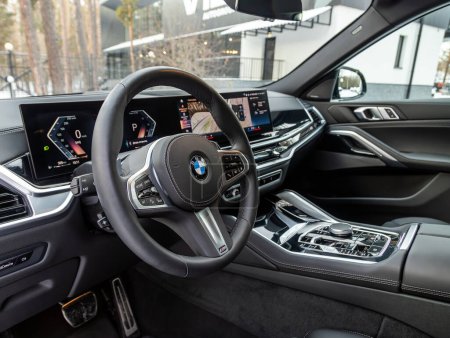 Foto de Novosibirsk, Rusia - 20 de noviembre de 2023: BMW X6, detalles de la cabina, velocímetro y tacómetro. Interior de cuero negro. - Imagen libre de derechos