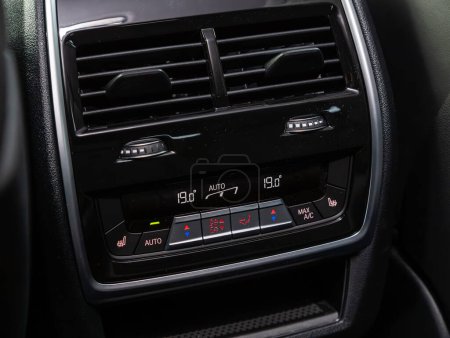 Téléchargez les photos : Novossibirsk, Russie - 20 novembre 2023 : BMW X6, panneau de commande pour la commodité des passagers arrière : climatisation, chauffage des sièges, porte-gobelets - en image libre de droit