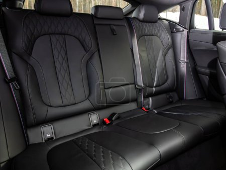 Foto de Novosibirsk, Rusia - 20 de noviembre de 2023: BMW X6, Clean car interior: asientos traseros negros, reposacabezas y cinturón - Imagen libre de derechos