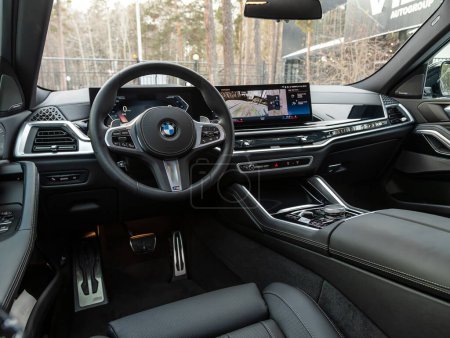 Foto de Novosibirsk, Rusia - 20 de noviembre de 2023: BMW X6, volante, palanca de cambios y tablero de instrumentos, control de temperatura, velocímetro, pantalla. Salón de una nueva ca con estilo - Imagen libre de derechos