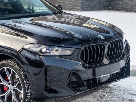 Téléchargez les photos : Novossibirsk, Russie - 20 novembre 2023 : BMW X6, voiture avec phare clair, pare-chocs, feux de brouillard - en image libre de droit