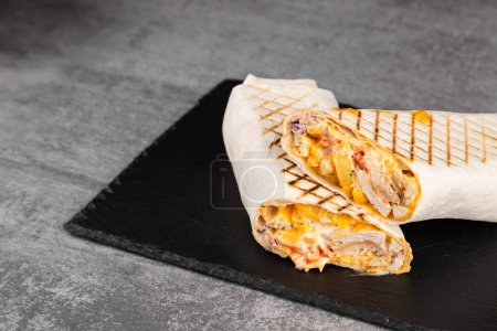 Foto de Shawarma de pollo, rollo fresco, envoltura de carne a la parrilla y envoltura de lechuga con salsa blanca. Turco Doner Kebab en pan de pita - Shawarma pollo. - Imagen libre de derechos