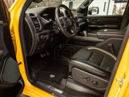 Foto de Novosibirsk, Rusia - 20 de noviembre de 2023: Dodge Ram Trx, detalles de la cabina, velocímetro y tacómetro. Interior de cuero negro. - Imagen libre de derechos