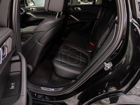 Foto de Novosibirsk, Rusia - 20 de noviembre de 2023: BMW X6, Clean car interior: asientos traseros negros, reposacabezas y cinturón - Imagen libre de derechos