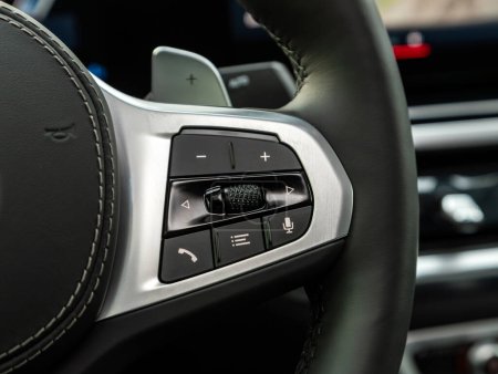 Foto de Novosibirsk, Rusia - 20 de noviembre de 2023: BMW X6, controlador de coche en el volante, música, sistema de control Función y teléfono de voz en el coche. interior del coche moderno - Imagen libre de derechos
