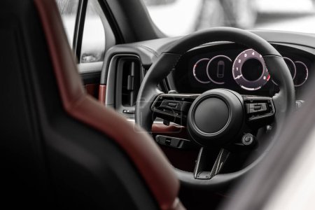Foto de Interior del nuevo SUV coche moderno con volante, palanca de cambios y tablero de instrumentos, control de temperatura, velocímetro, pantalla. Interior de cuero rojo - Imagen libre de derechos