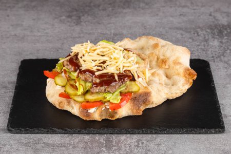 Téléchargez les photos : Sandwich au poulet turc. Restauration rapide.Tortilla, burritos, sandwichs, rouleaux torsadés - en image libre de droit