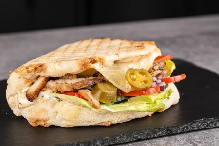 Foto de Sandwich de pollo turco. Comida rápida.Tortilla, burritos, sándwiches, rollos retorcidos - Imagen libre de derechos