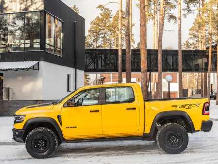 Téléchargez les photos : Novossibirsk, Russie - 20 novembre 2023 : Dodge Ram Trx jaune HAVOC EDITION, pick-up stationné dans le parc, vue latérale - en image libre de droit