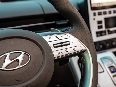 Foto de Novosibirsk, Rusia - 07 de diciembre de 2023: Hyundai Staria, controlador de coche en el volante, Música, Sistema de control Función y voz - Imagen libre de derechos