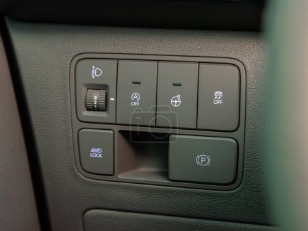 Foto de Novosibirsk, Rusia - 07 de diciembre de 2023: Hyundai Staria, Acercamiento de los botones de control del interruptor del faro, panel de control de nivel de ajuste automático. - Imagen libre de derechos
