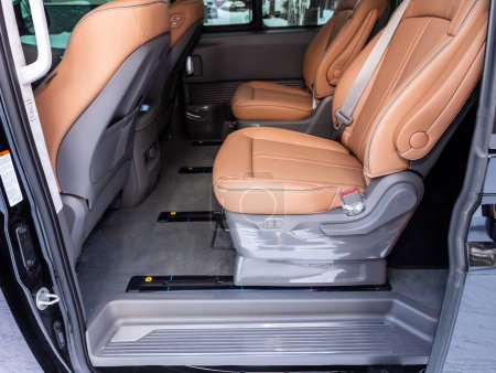 Téléchargez les photos : Novossibirsk, Russie - Décembre 07, 2023 : Hyundai Staria, Intérieur de la voiture propre : sièges arrière bruns, appuie-tête et ceinture - en image libre de droit