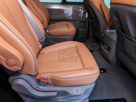 Téléchargez les photos : Novossibirsk, Russie - Décembre 07, 2023 : Hyundai Staria, Intérieur de la voiture propre : sièges arrière bruns, appuie-tête et ceinture - en image libre de droit