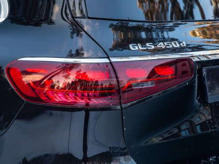 Téléchargez les photos : Novossibirsk, Russie - décembre 07, 2023 : Mercedes-Benz GLS-Class, Détail rapproché sur l'un des feux arrière rouge LED voiture crossover noir moderne. - en image libre de droit