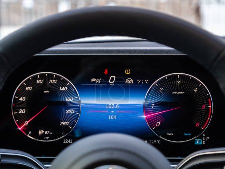 Téléchargez les photos : Novossibirsk, Russie - Décembre 07, 2023 : Mercedes-Benz GLS-Class, Tableau de bord de voiture avec rétro-éclairage blanc : Odomètre, indicateur de vitesse, tachymètre, niveau de carburant, température de l'eau et plus - en image libre de droit