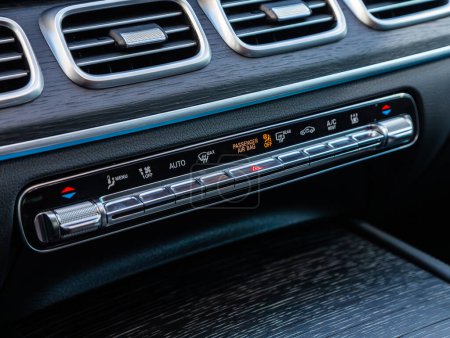 Téléchargez les photos : Novossibirsk, Russie - Décembre 07, 2023 : Mercedes-Benz GLS-Class, noir intérieur de la voiture : vue de contrôle du climat avec bouton de climatisation à l'intérieur d'une voiture - en image libre de droit