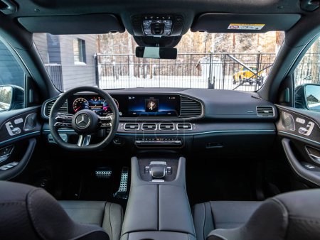 Téléchargez les photos : Novossibirsk, Russie - Décembre 07, 2023 : Mercedes-Benz GLS-Class, Intérieur de la nouvelle voiture SUV moderne avec transmission automatique, sanglier - en image libre de droit