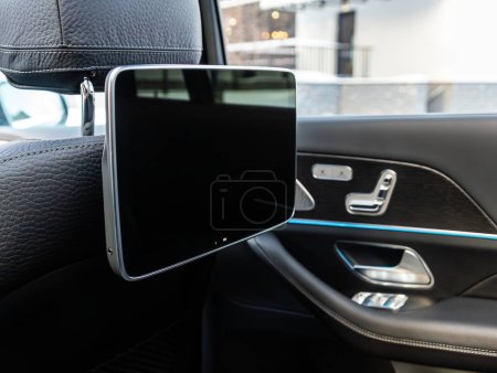 Téléchargez les photos : Novossibirsk, Russie - décembre 07, 2023 : Mercedes-Benz GLS-Class, monitor for watching tv back seat - en image libre de droit