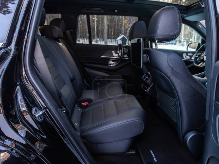 Téléchargez les photos : Novossibirsk, Russie - Décembre 07, 2023 : Mercedes-Benz GLS-Class, Intérieur de la voiture propre : sièges arrière noirs, appuie-tête et ceinture - en image libre de droit