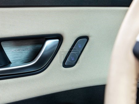 Foto de Novosibirsk, Rusia - 07 de diciembre de 2023: Hyundai Kona, panel de control con botones de ajuste del asiento - Imagen libre de derechos