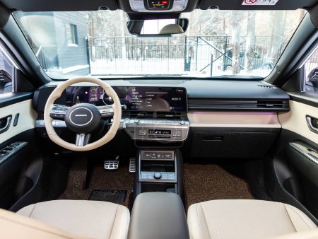 Foto de Novosibirsk, Rusia - 07 de diciembre de 2023: Hyundai Kona, car Interior - volante, palanca de cambios y tablero de instrumentos, control de temperatura, velocímetro, pantalla. Salón de una nueva ca con estilo - Imagen libre de derechos