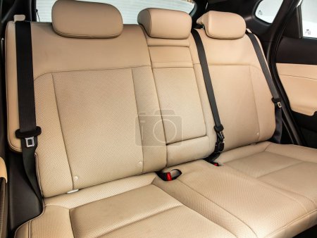 Téléchargez les photos : Novossibirsk, Russie - Décembre 07, 2023 : Hyundai Kona, Intérieur de la voiture propre : sièges arrière blancs, appuie-tête et ceinture - en image libre de droit