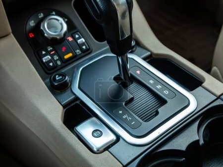 Foto de Novosibirsk, Rusia - 07 de diciembre de 2023: Land Rover Discovery 4, Close up of the manual gearbox transmission handle. Mango del acelerador y botones en un coche nuevo. - Imagen libre de derechos