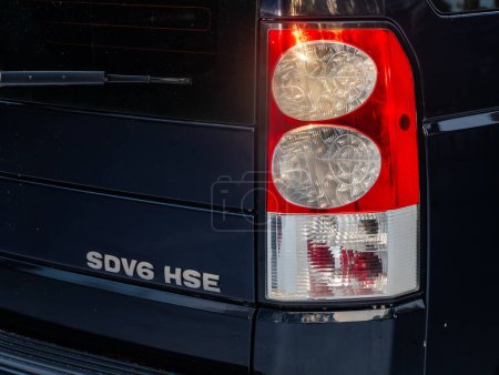 Téléchargez les photos : Novossibirsk, Russie - décembre 07, 2023 : Land Rover Discovery 4, Détail rapproché sur l'un des feux arrière rouges LED voiture crossover noir moderne. - en image libre de droit