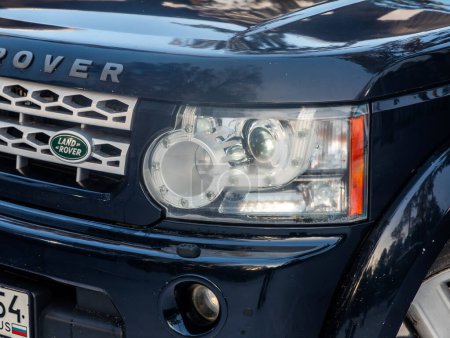 Téléchargez les photos : Novossibirsk, Russie - décembre 07, 2023 : Land Rover Discovery 4, Phare d'une voiture populaire moderne close-up - en image libre de droit