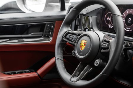 Foto de Novosibirsk, Rusia - 25 de octubre de 2023: Porsche Cayenne, car Interior - volante, palanca de cambios, sistema multimedia, asientos para conductores y salpicadero - Imagen libre de derechos