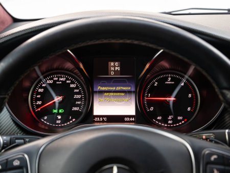 Téléchargez les photos : Novossibirsk, Russie - 17 décembre 2023 : Mercedes-Benz Classe V, Tableau de bord avec rétroéclairage blanc : compteur kilométrique, compteur de vitesse, tachymètre, niveau de carburant, température de l'eau et plus - en image libre de droit