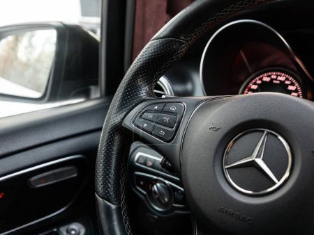 Foto de Novosibirsk, Rusia - 17 de diciembre de 2023: Mercedes-Benz V-Class, Controlador de coche en volante, Música, Sistema de control Función y teléfono de voz en el coche. interior del coche moderno - Imagen libre de derechos